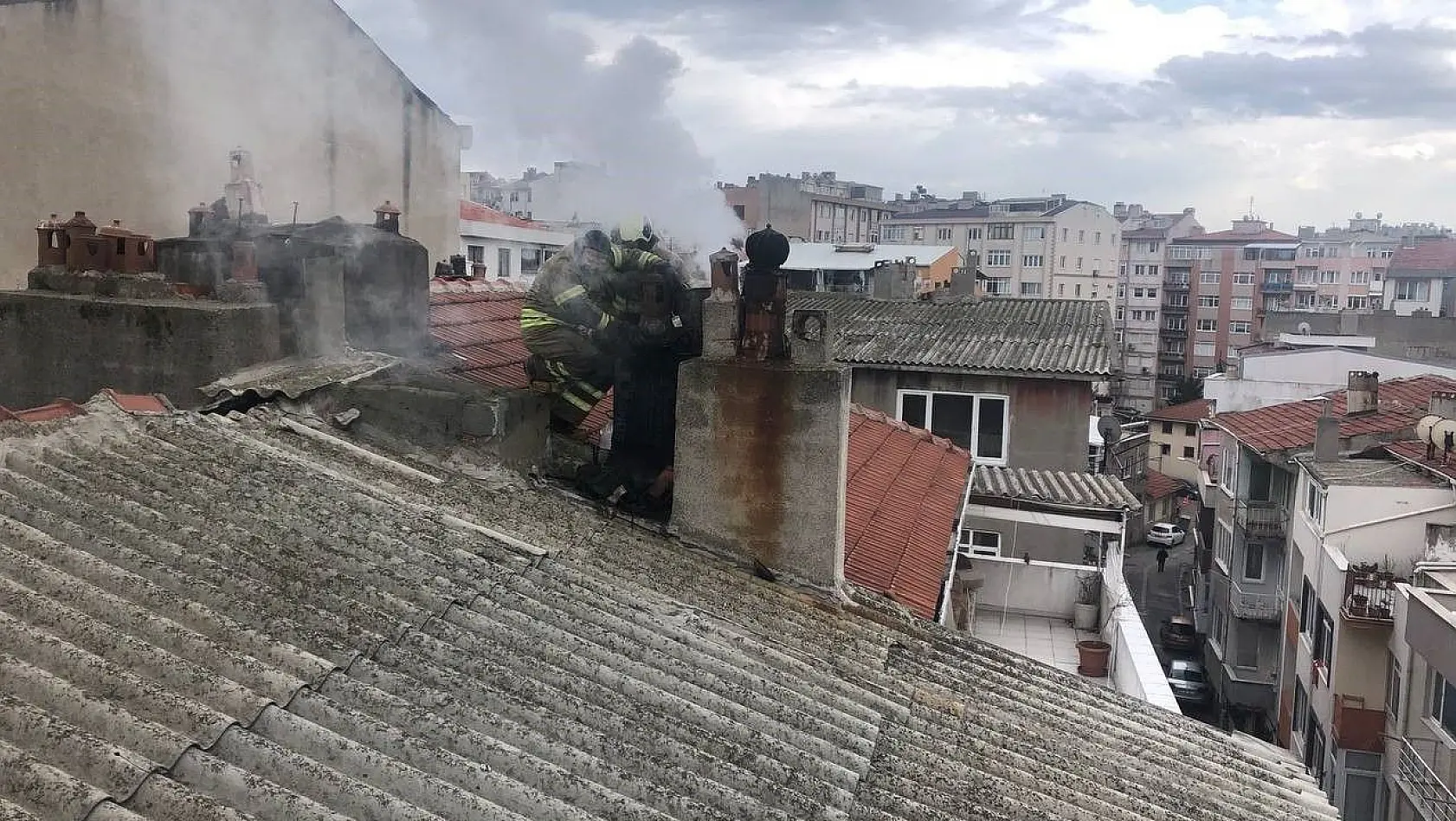 Bandırma'da baca yangını mahalleliyi korkuttu