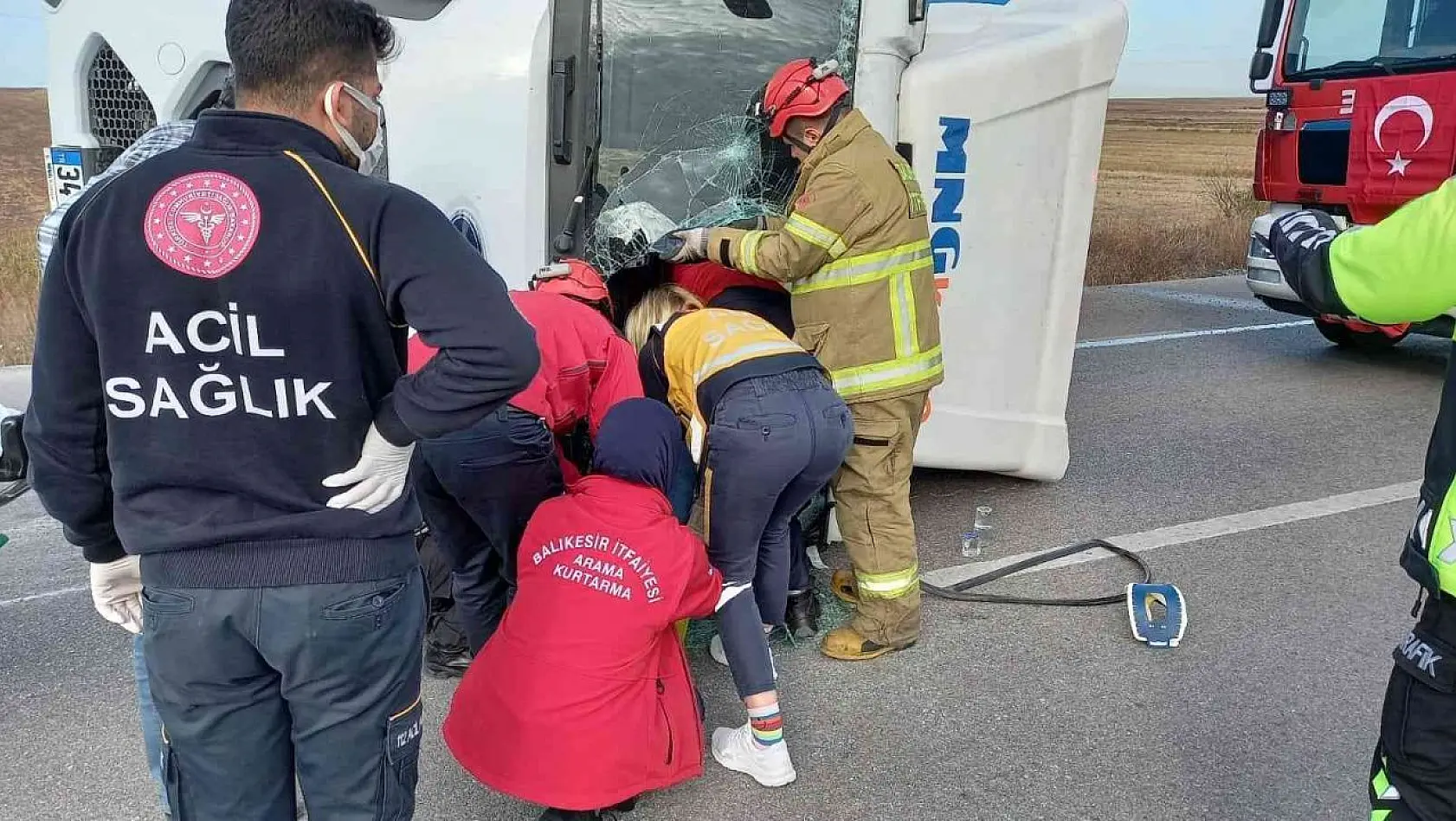 Bandırma'da kadın kamyon sürücüsü kazada yaralandı