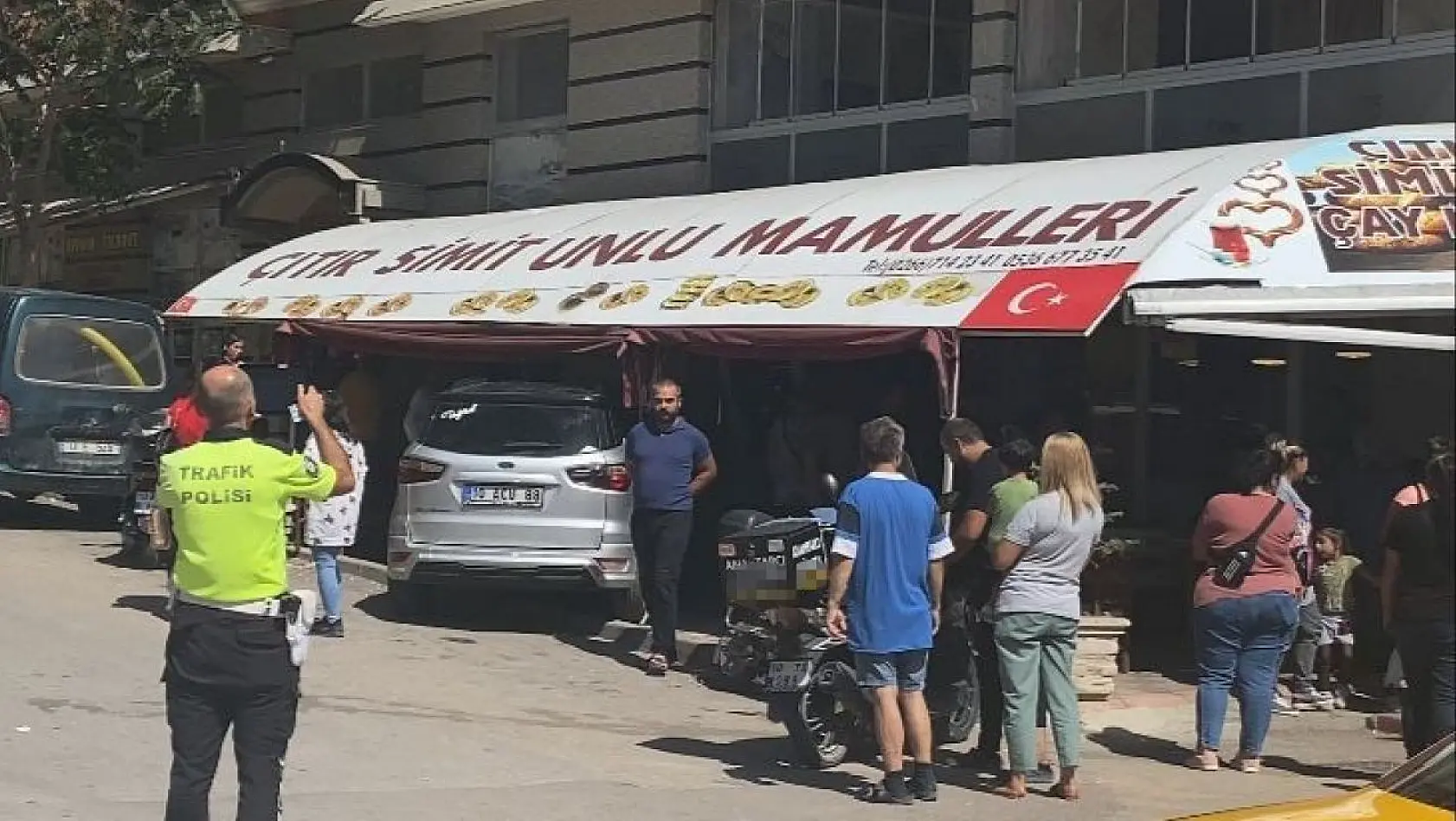 Bandırma'da otomobil simit dükkanına girdi