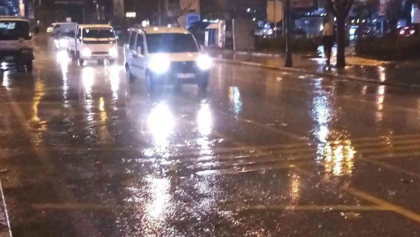 Bandırma'da sağanak yağış etkili oldu
