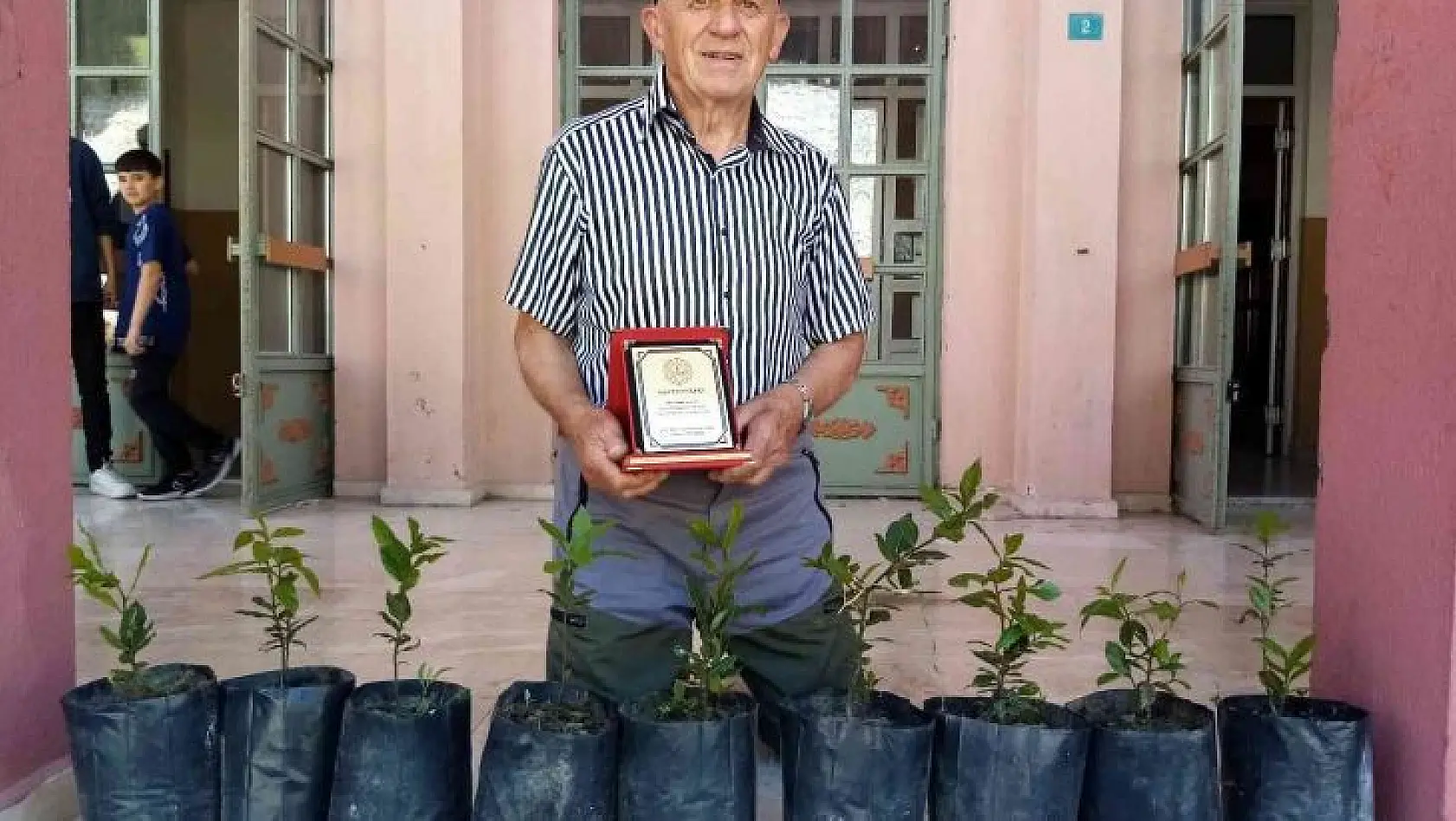 Bandırma'nın 'Toprak dedesi' ne teşekkür plaketi verildi