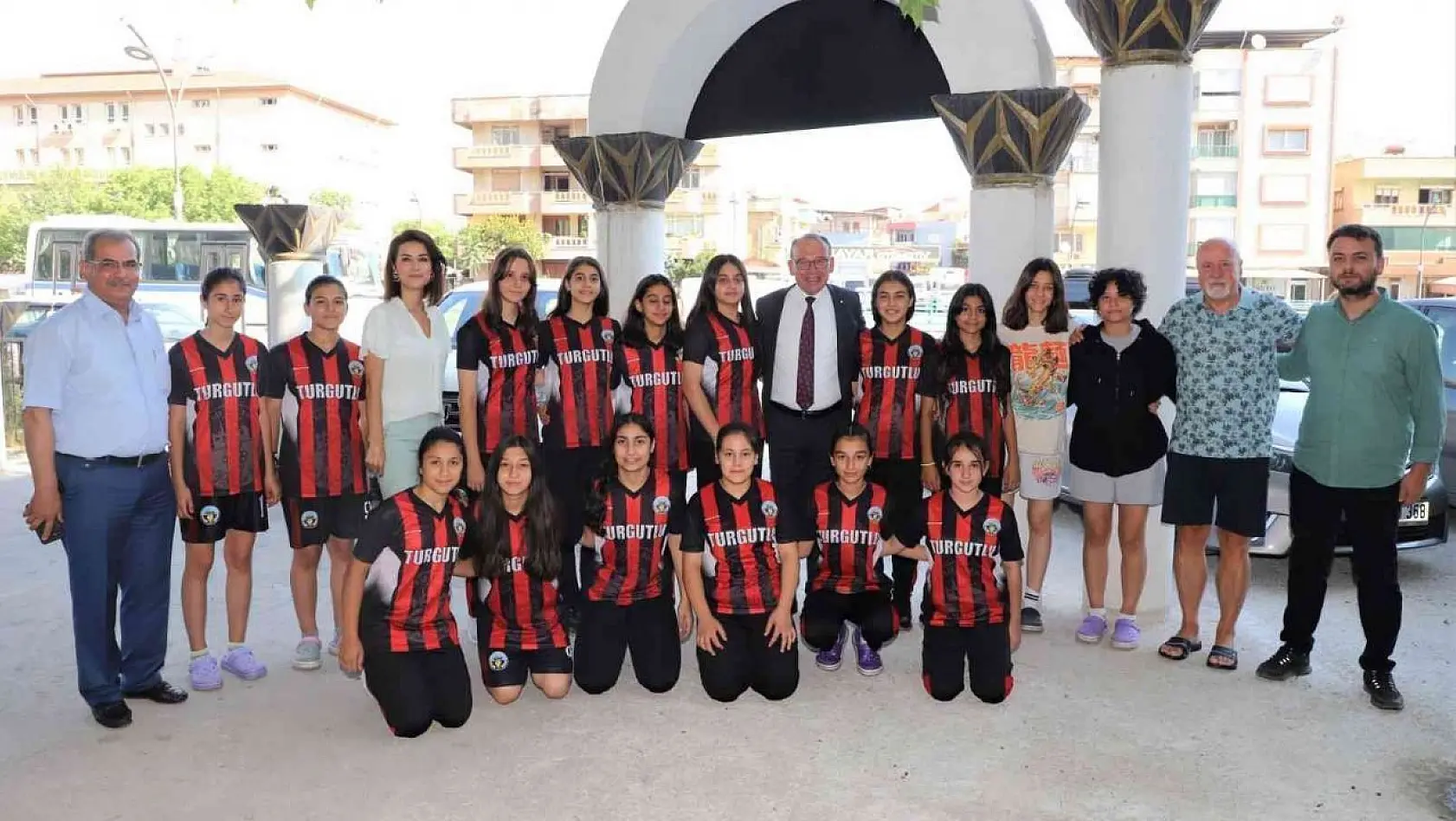 Başkan Akın hentbol takımını Antalya'ya uğurladı