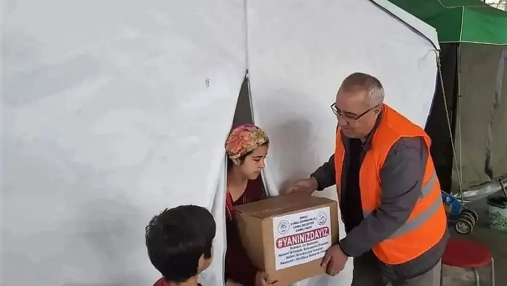 Başkan Arslan, Ramazan kolilerini depremzedelere eliyle teslim etti