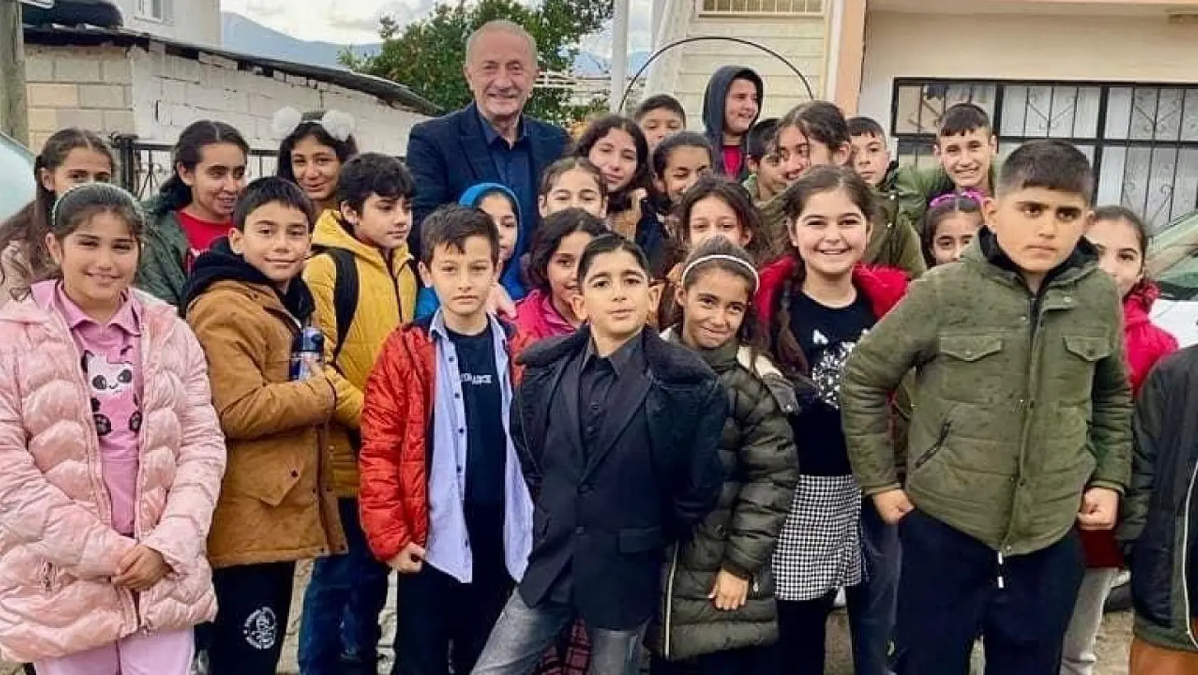 Başkan Atabay, çocukların karne sevincini paylaştı