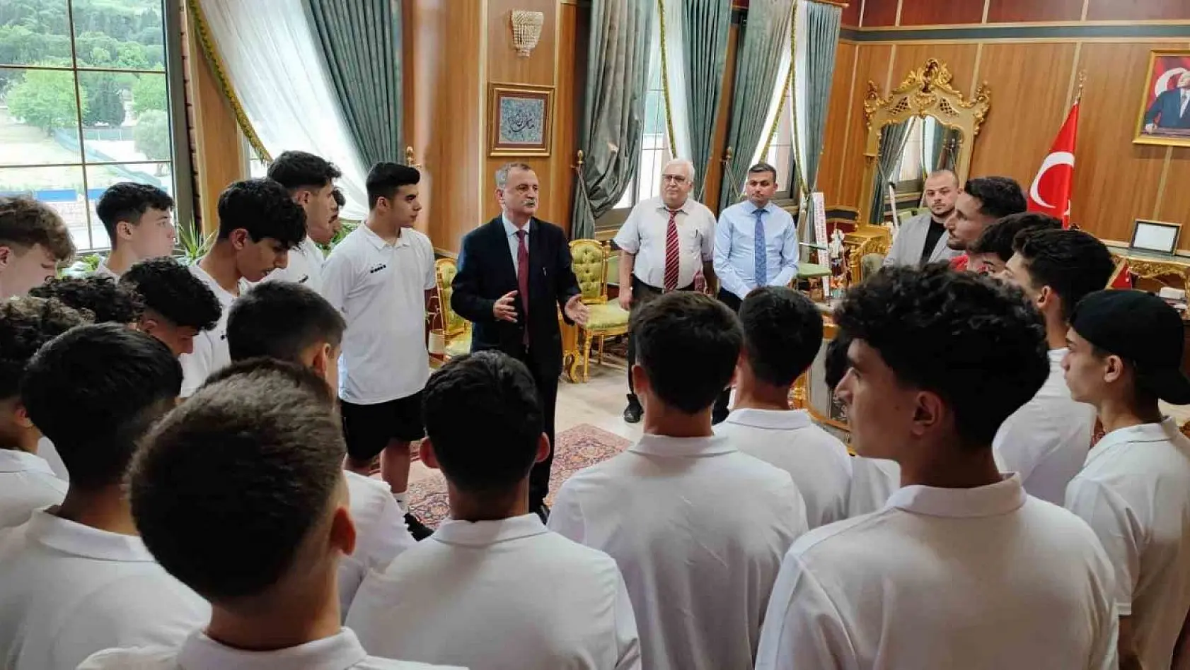 Başkan Balaban, Yunusemre'nin U16'larına başarılar diledi