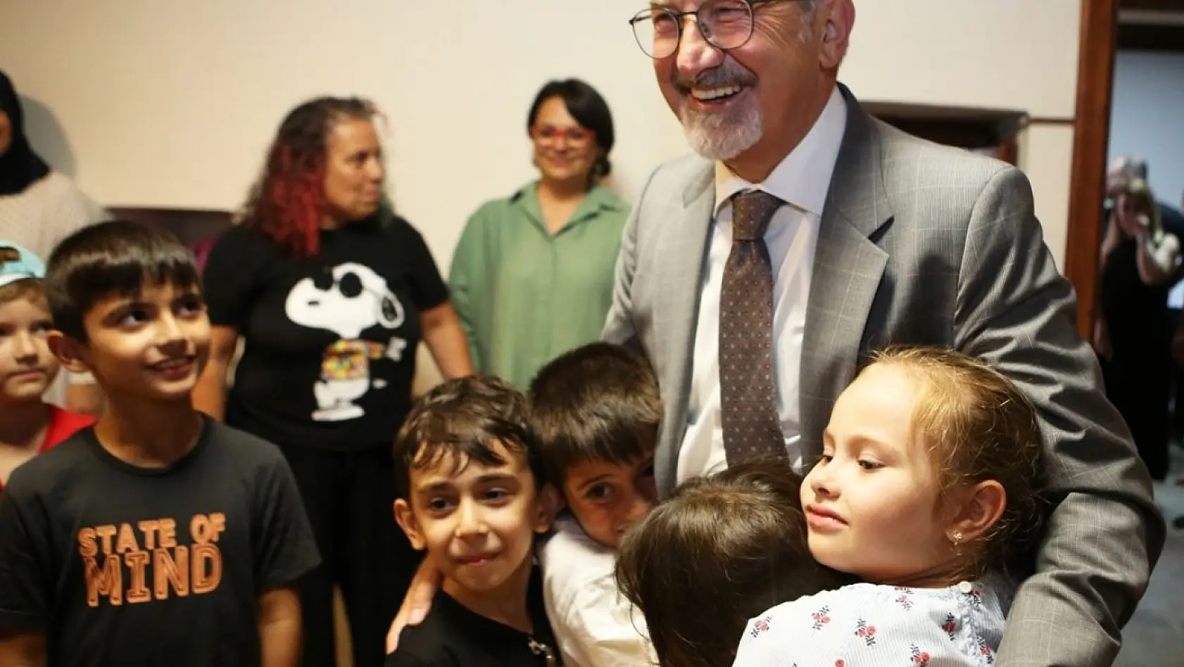 Başkan Erdem, çocuklarla kütüphanede buluştu