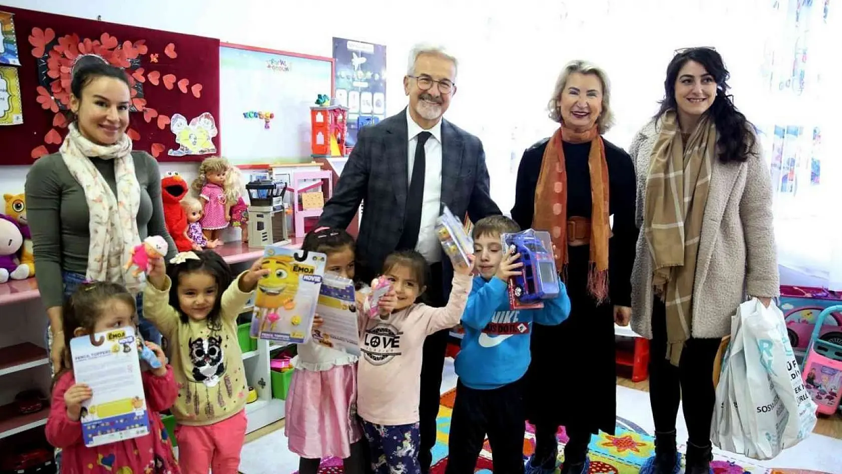 Başkan Erdem'den çocukların yüzünü güldürdü