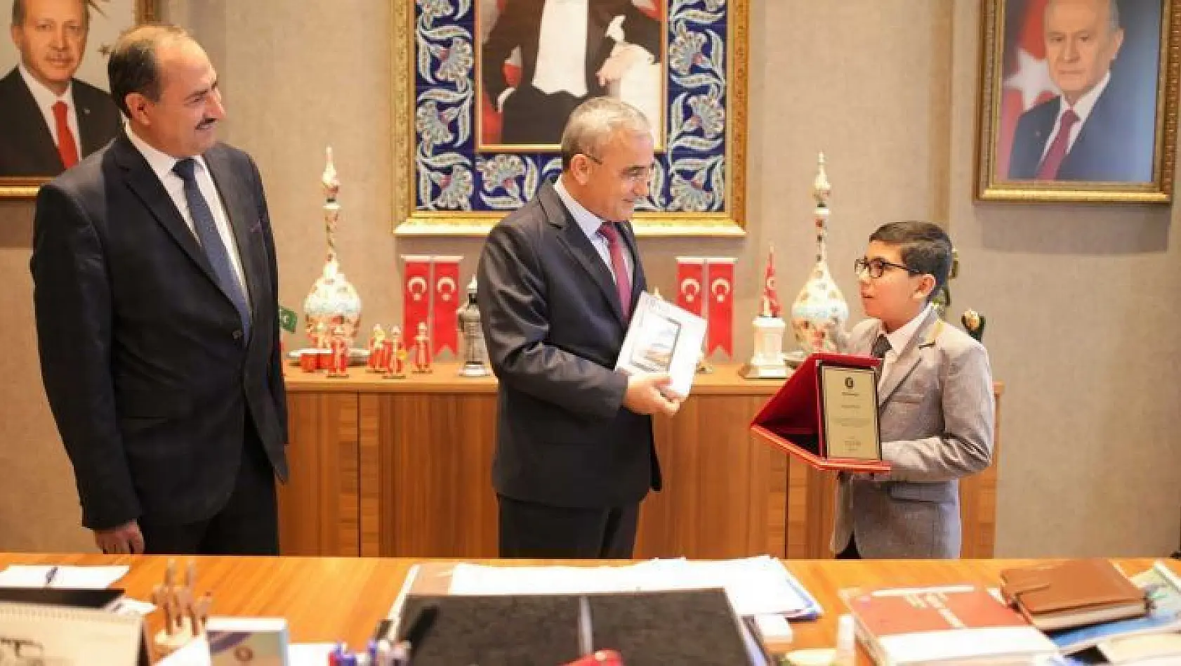 Başkan Işık, Furkan Süngü ve hocası Mehmet Oruç'u tebrik etti