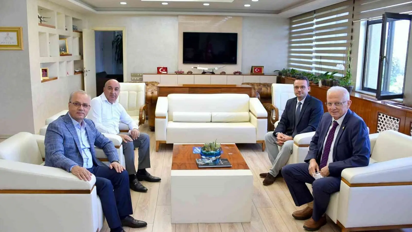 Başkan Kayda, İktisat Fakültesi'nin yeni dekanı Koçtürk'ü ağırladı