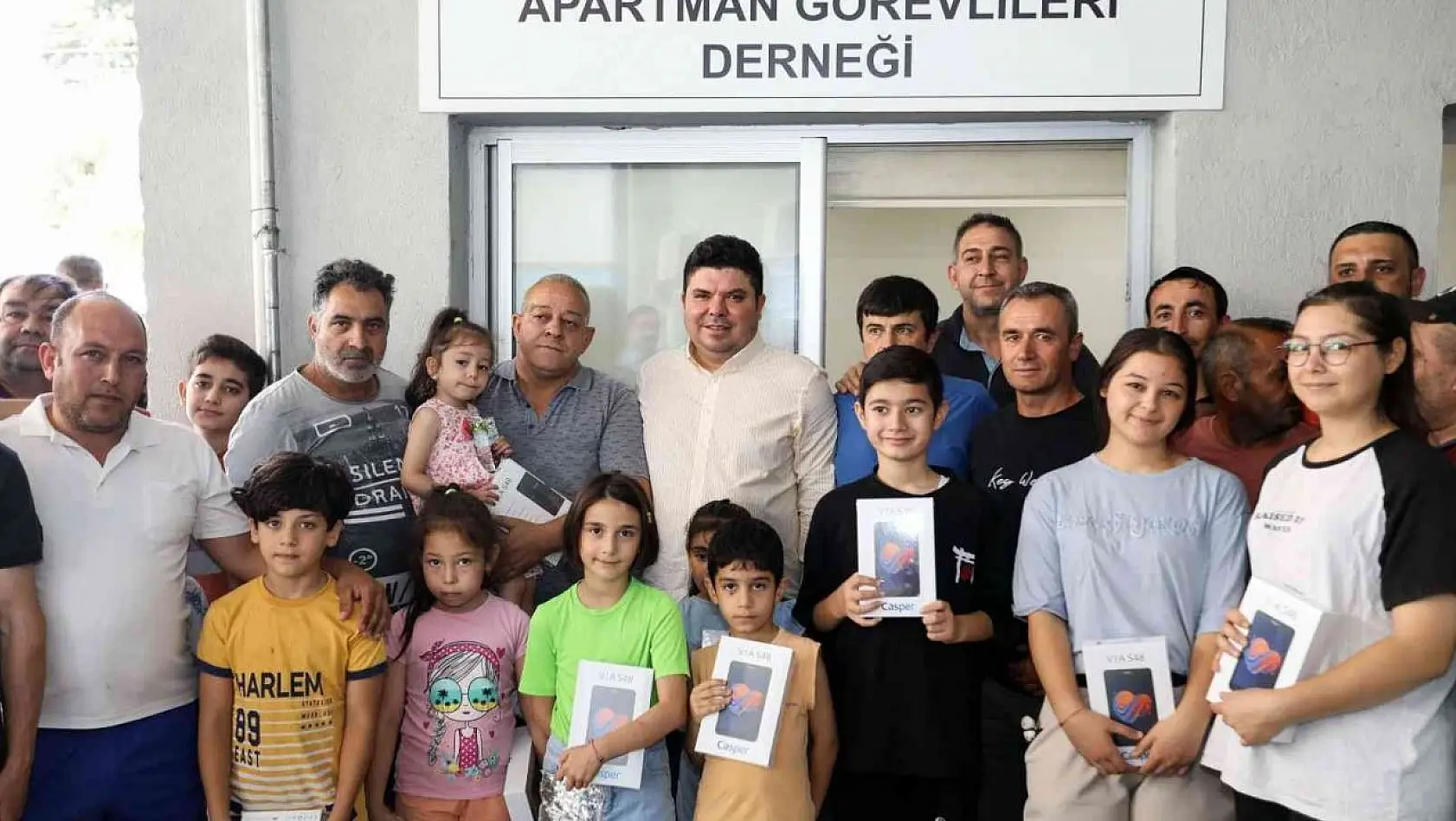 Başkan Kılıç'tan apartman görevlilerinin çocuklarına sürpriz