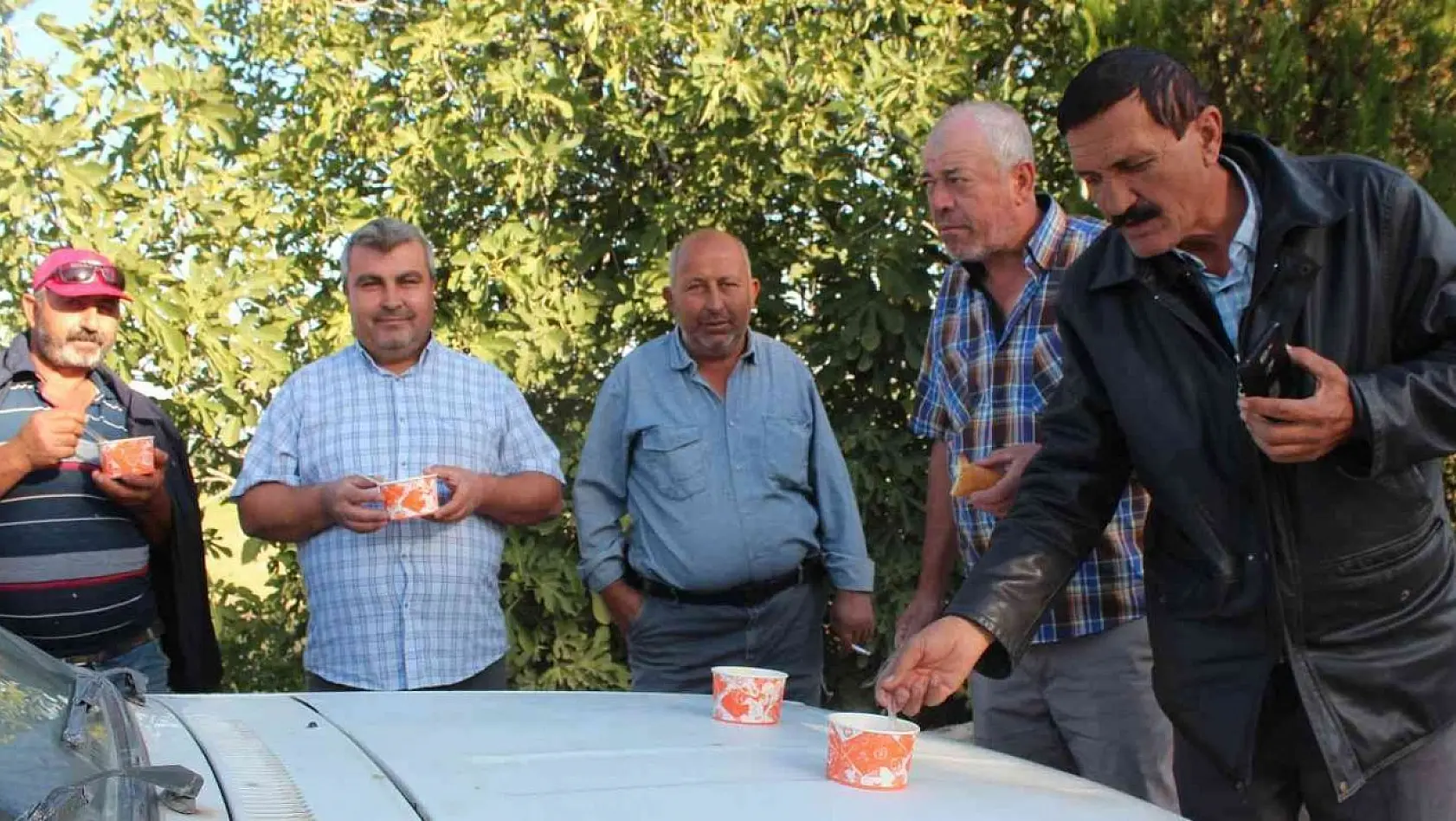 Başkan Öküzcüoğlu'ndan üzüm teslim kuyruğundaki üreticilere çorba ikramı