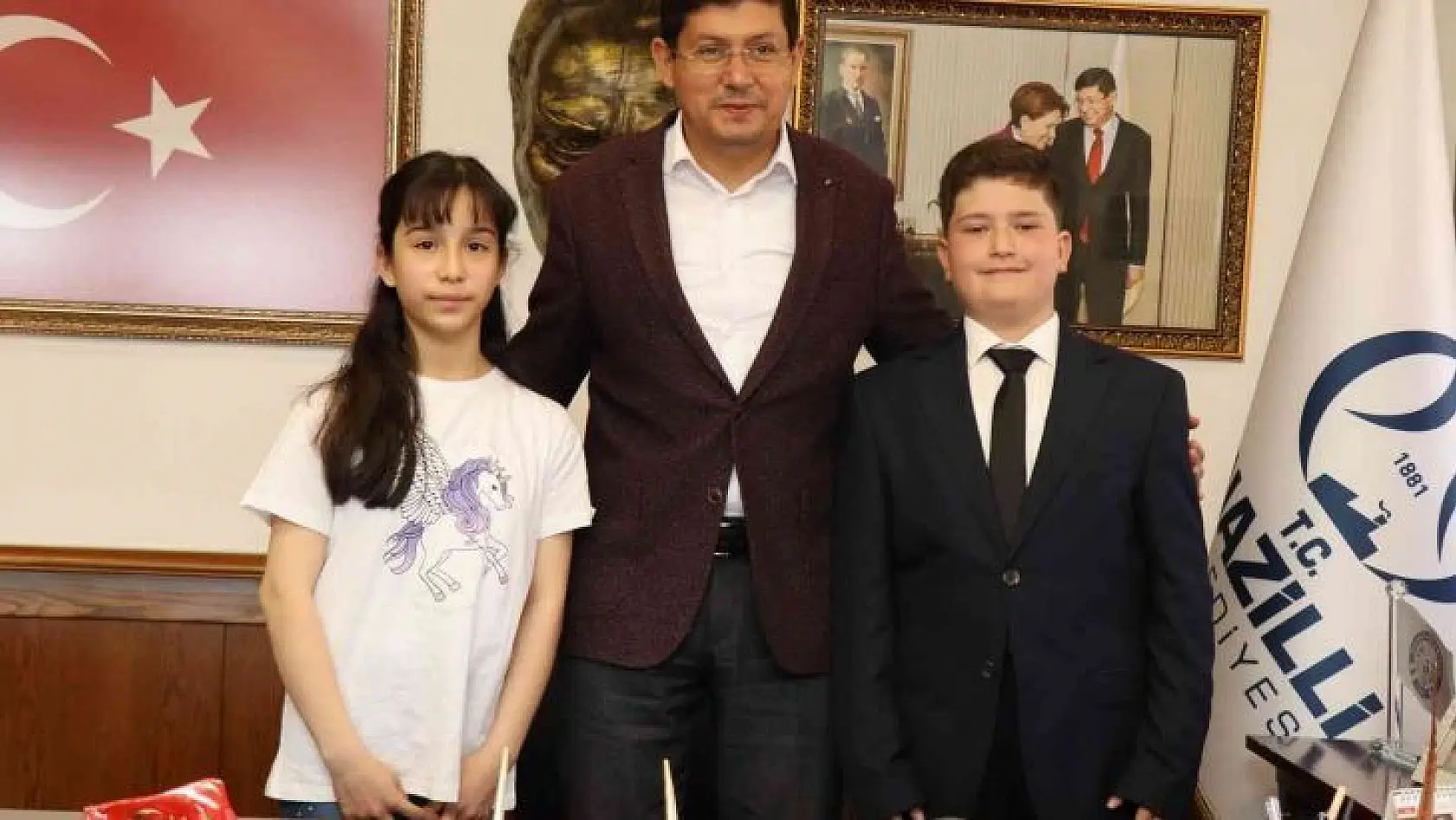 Başkan Özcan makam koltuğunu çocuklara devretti