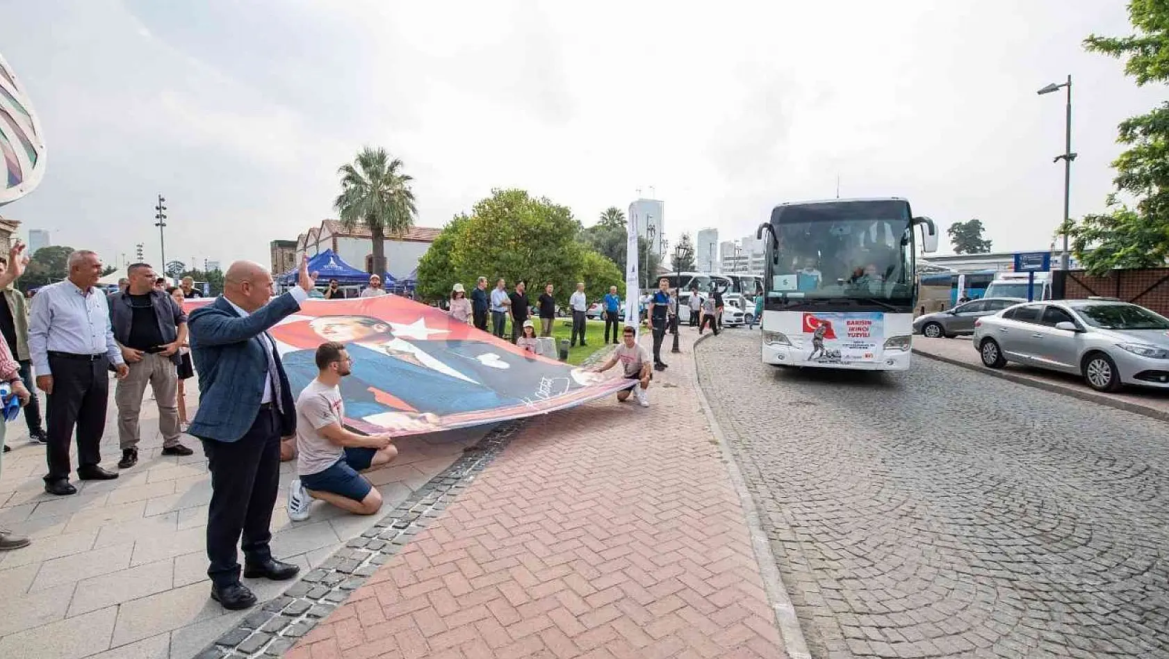 Başkan Soyer, Kocatepe'den İzmir'e taşınacak Türk bayrağını teslim etti