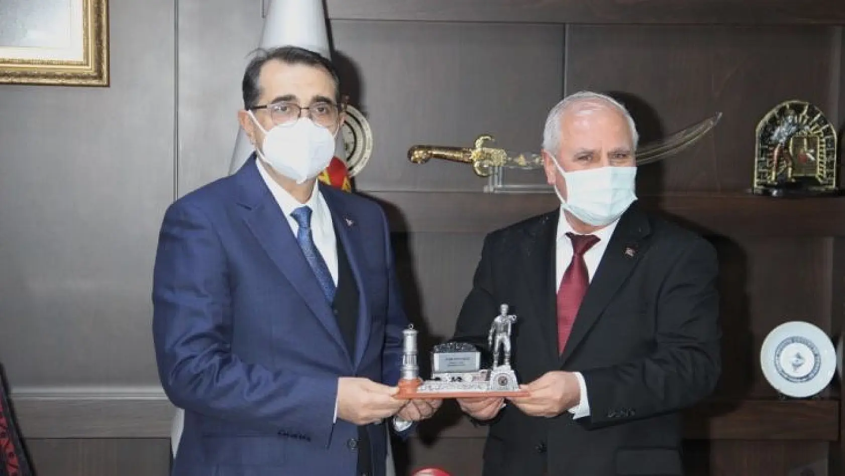 Başkan Tulup'tan Bakan Dönmez'e madenci heykeli hediyesi