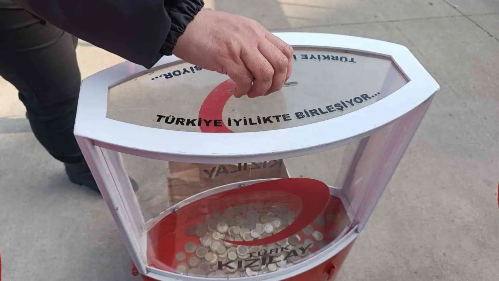 Basketbol maçına alınmayan bozuk paralar Kızılay'a bağışlandı