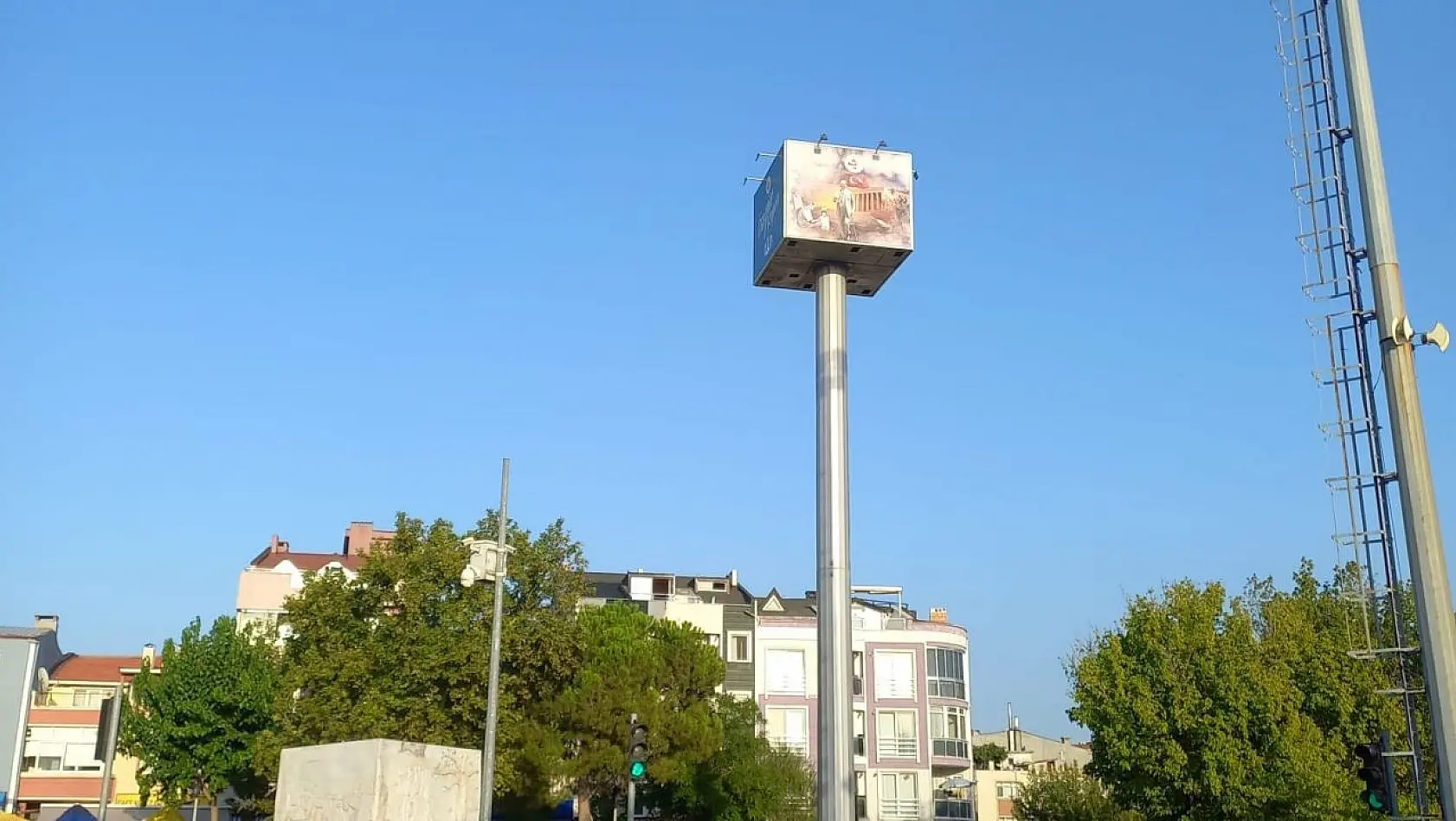 Baz istasyonlarını Atatürk fotoğrafı ile kapatan CHP'li belediyeye tepki