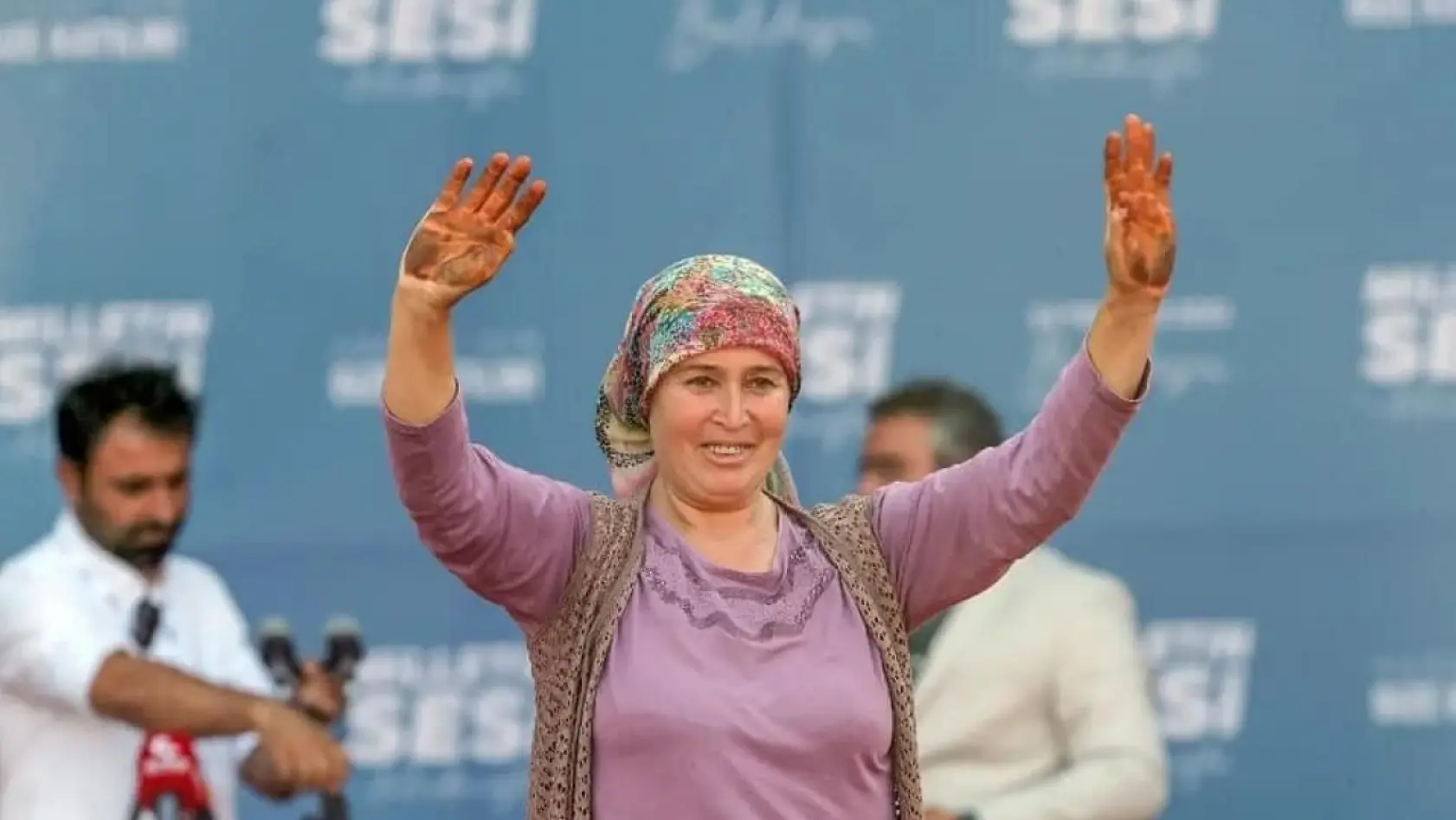 Binlerce CHP'linin alkışladığı Esma AK Parti rozeti taktı