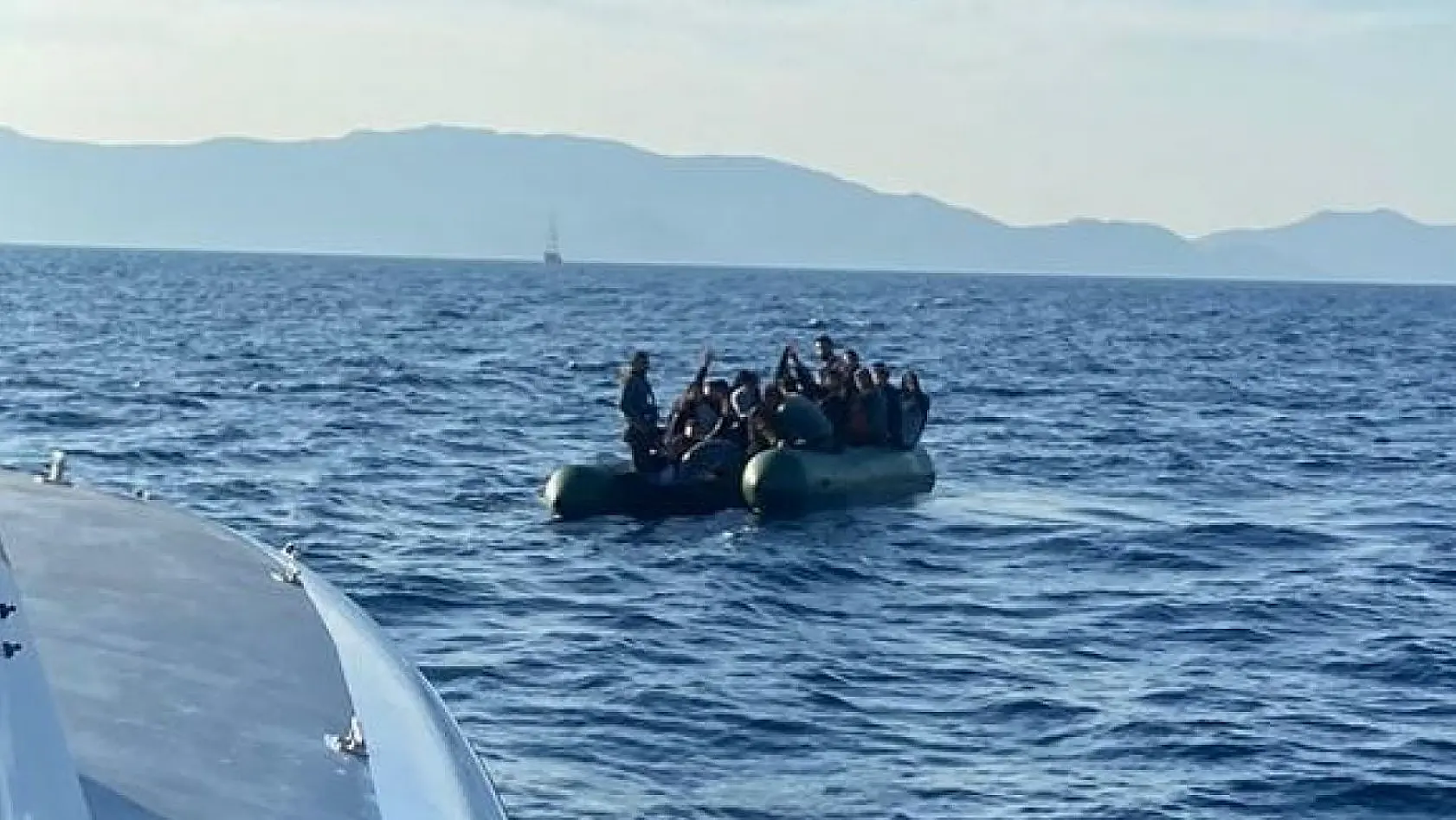 Bir lastik botta 30 düzensiz göçmen kurtarıldı