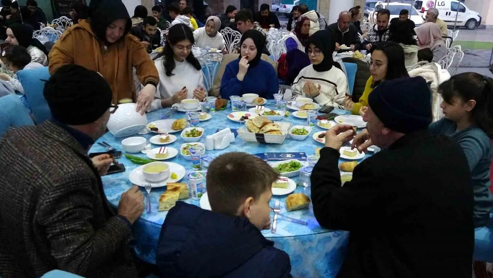 Birlik Vakfından depremzedelere iftar