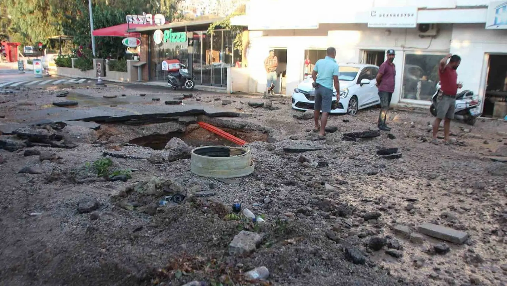 Bodrum'da isale hattı patladı: İş yerlerini su bastı, araçlar hasar gördü