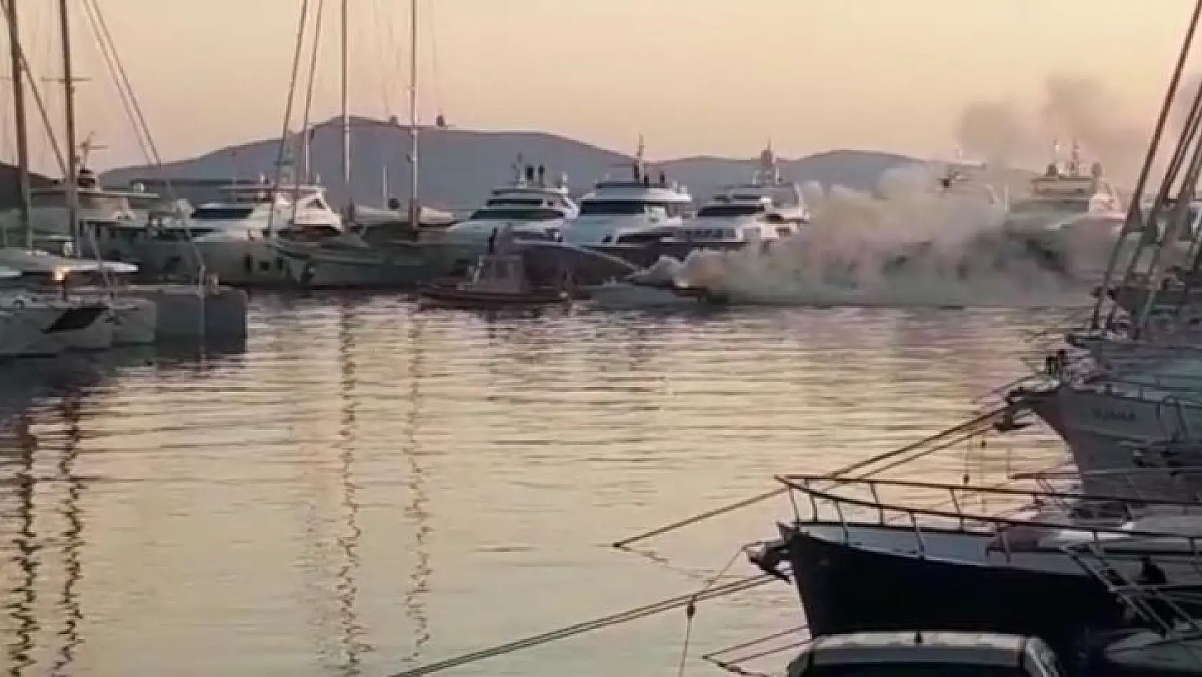 Bodrum'da tekne alev alev yandı