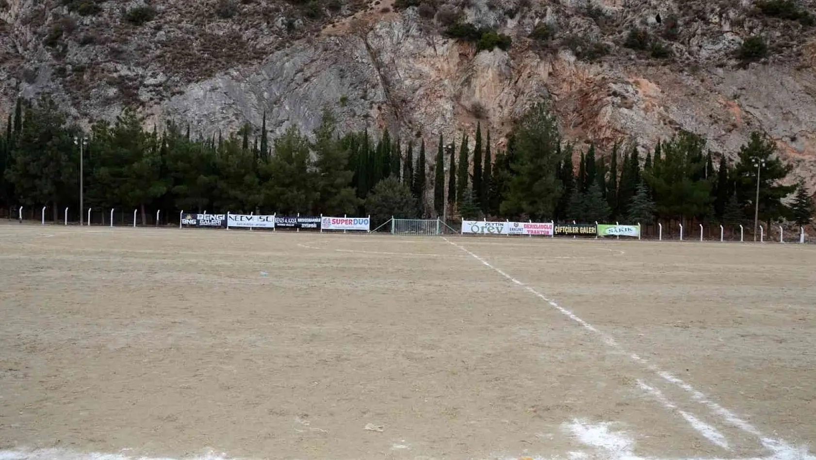 Bozuk zeminde maç yapan futbolcular Bakan Kasapoğlu'na seslendi