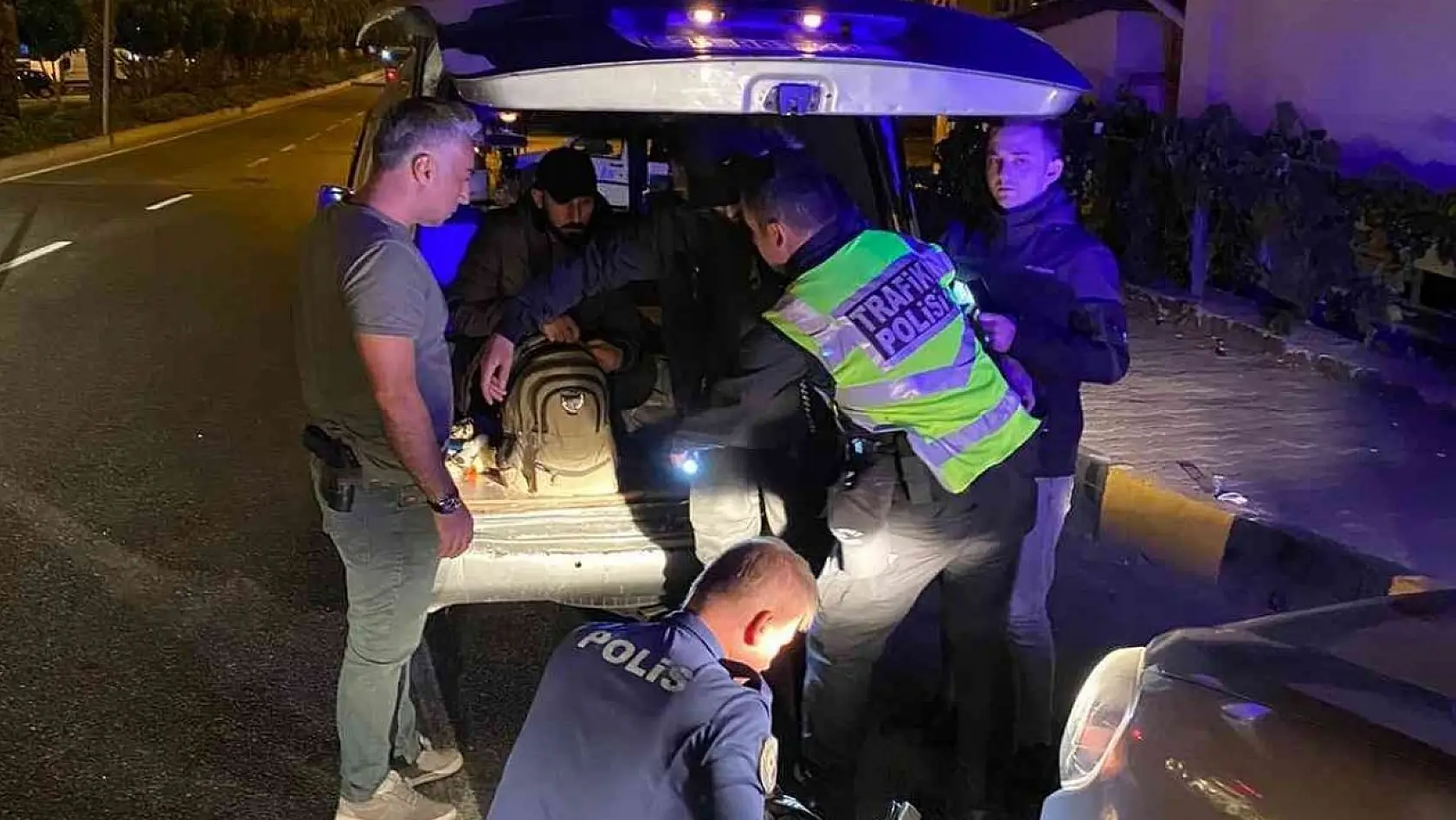 Brandanın altına saklanmış 4 düzensiz göçmen yakalandı