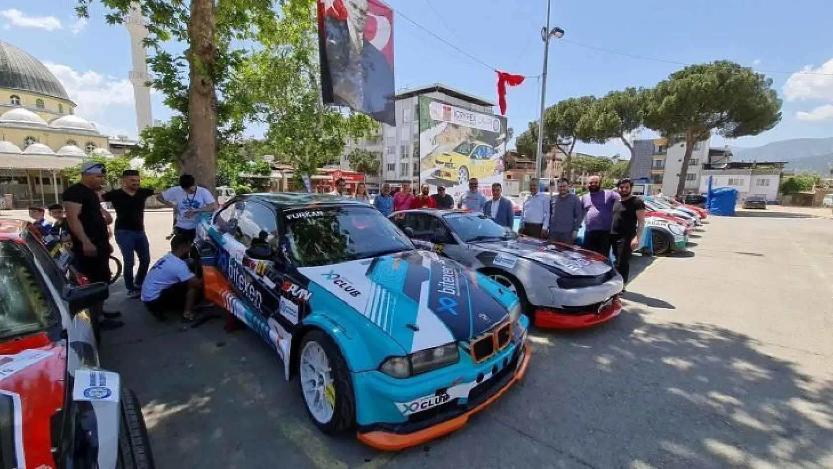 Buharkent'te yarış otomobilleri görücüye çıktı