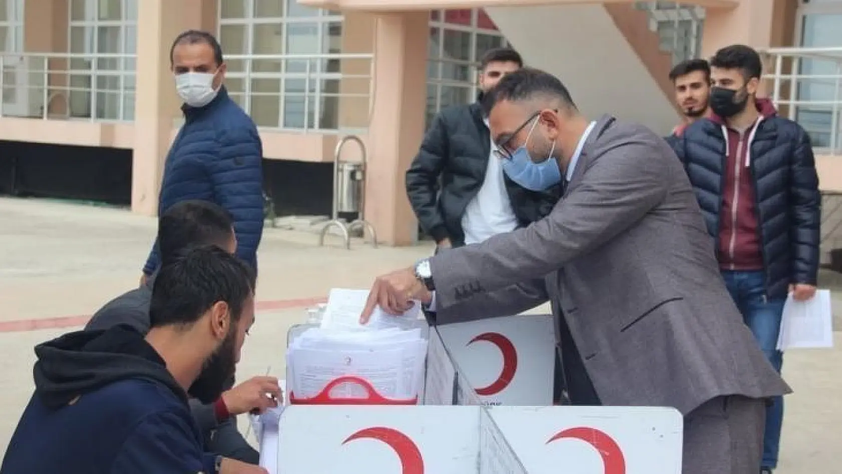 Burhaniye' de Üniversiteliler kan bağışında bulundu