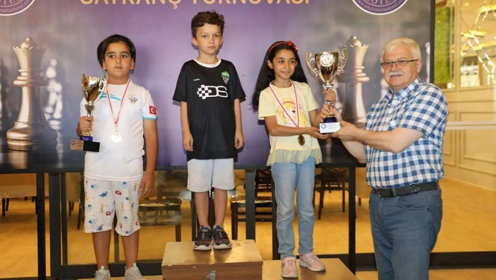 Burhaniye'de 'Yaza Merhaba Satranç Turnuvası' tamamlandı