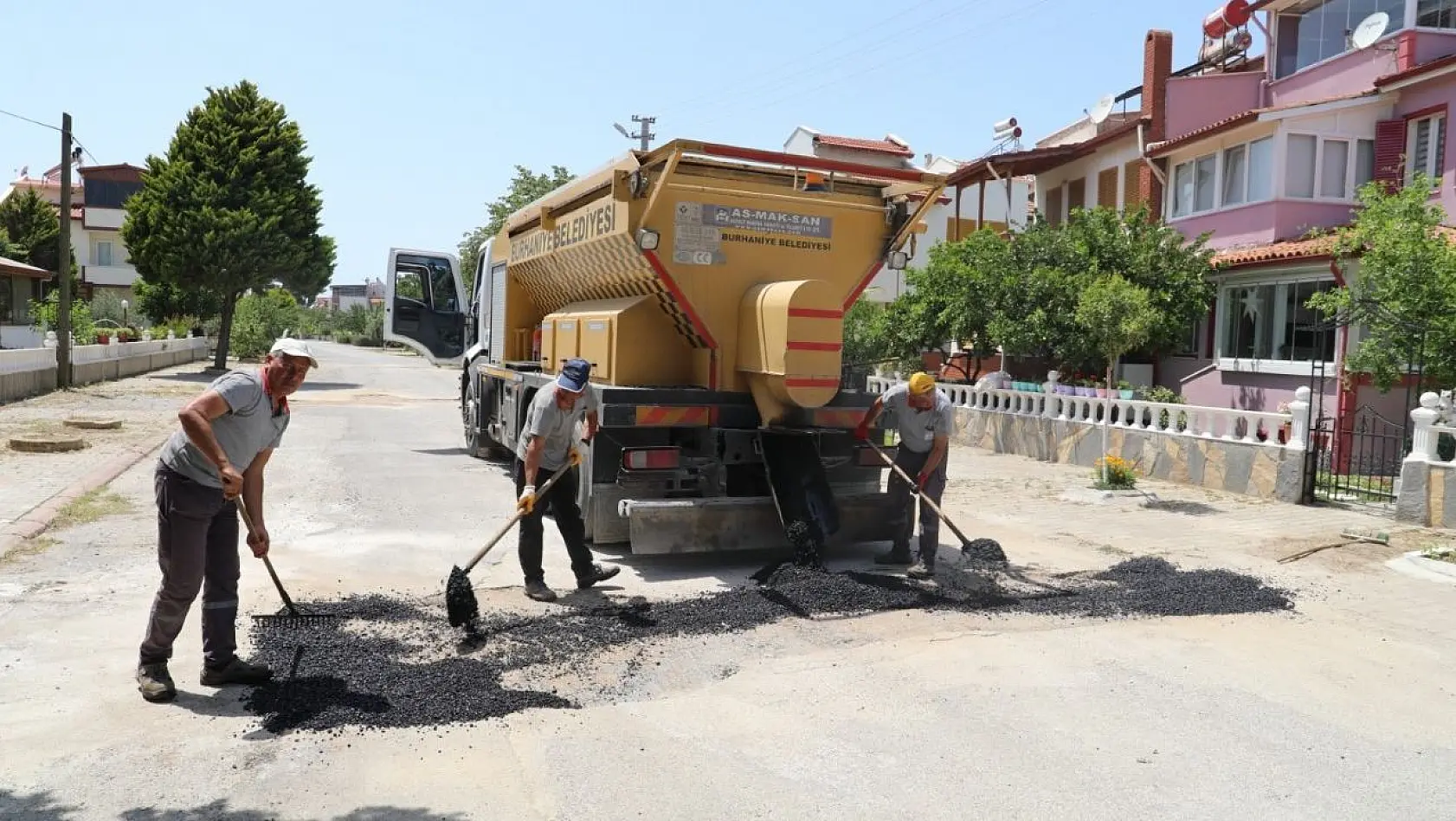 Burhaniye'de bozulan yollar asfaltlanıyor