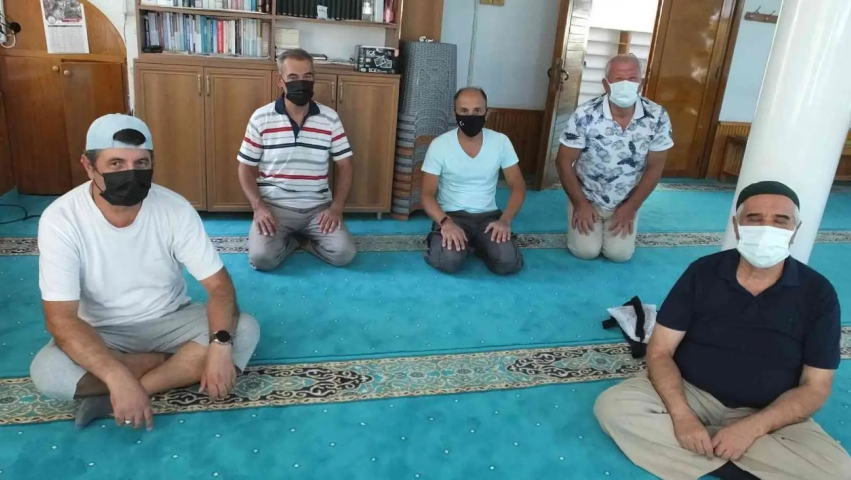 Burhaniye'de camilerde cemaat maske kullanımına özen gösteriyor