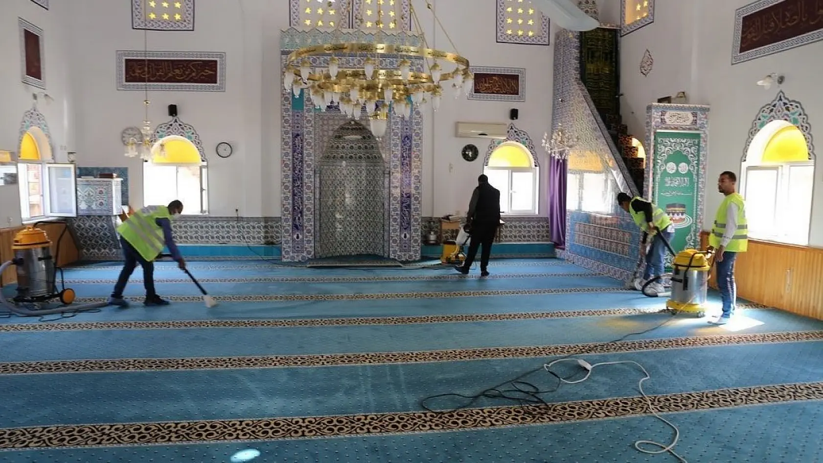 Burhaniye'de Camilerin temizlikleri devam ediyor