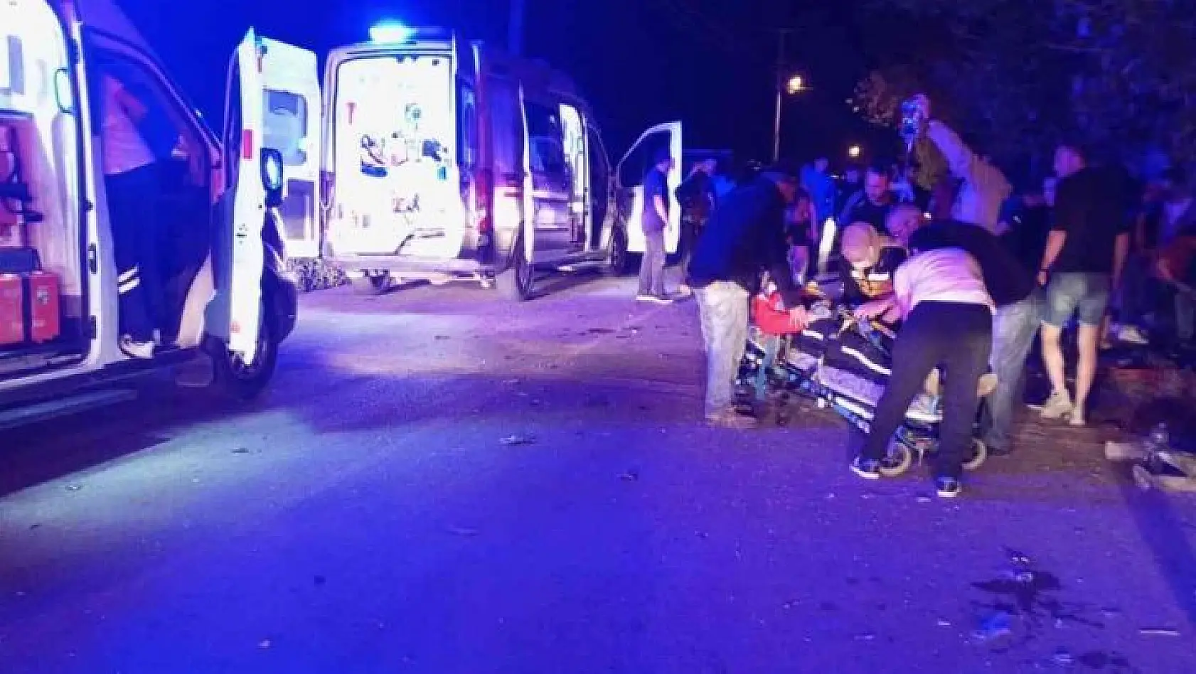 Burhaniye'de otomobil takla attı: 4 yaralı