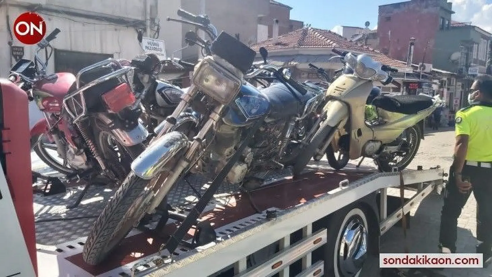 Burhaniye'de polis tescilsiz motosikletleri topladı