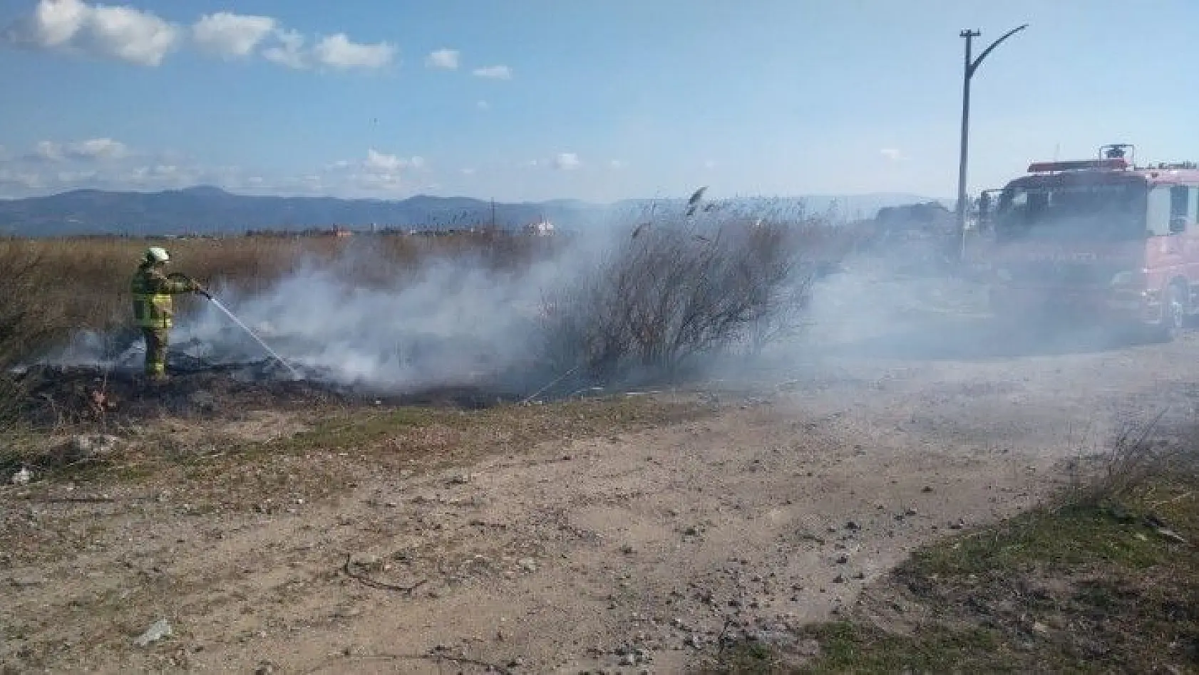 Burhaniye'de tatil sitesindeki çöplük yangını korkuttu