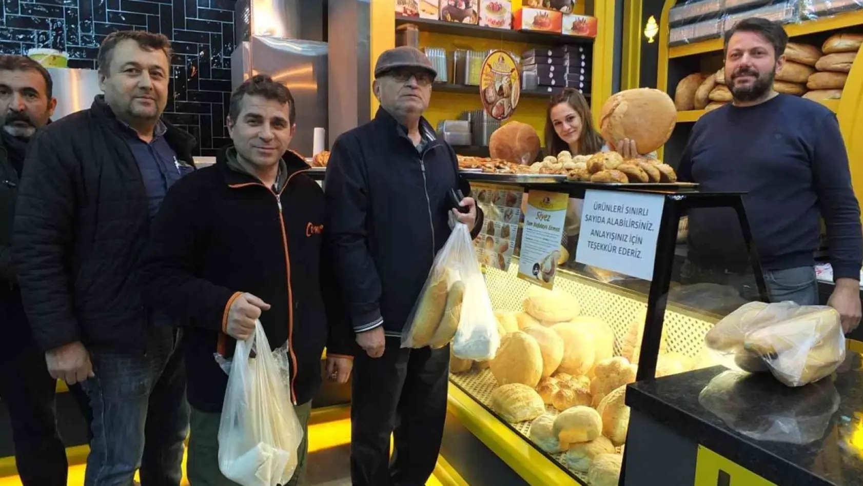 Burhaniye'de ucuz ekmek kampanyasına yoğun ilgi