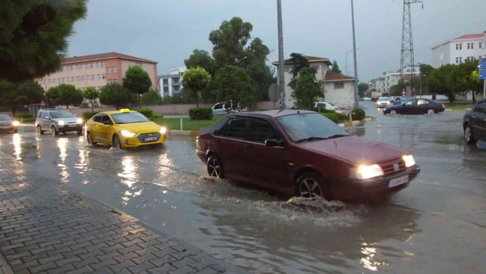 Burhaniye'de yağmur etkili oldu