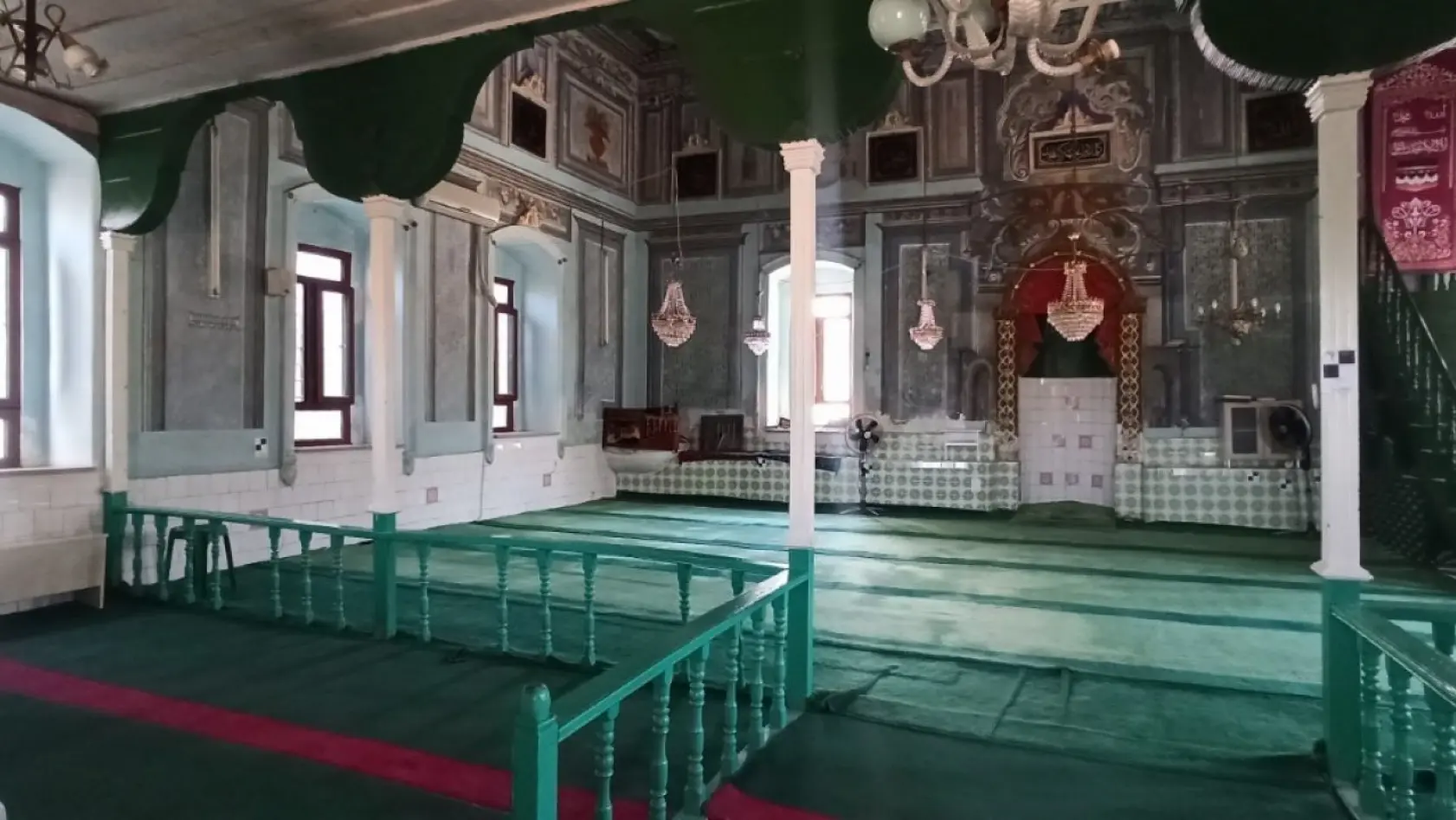 Burhaniye'deki cami görenleri hayran bırakıyor