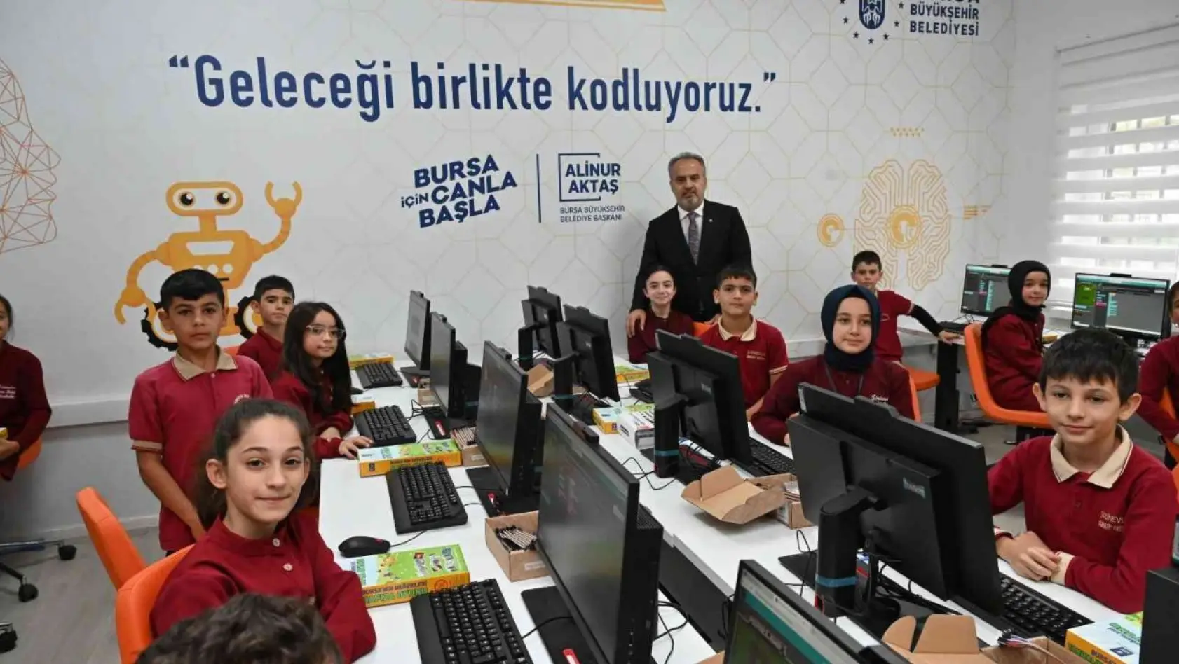 Bursa Büyükşehir'den okullara teknolojik destek
