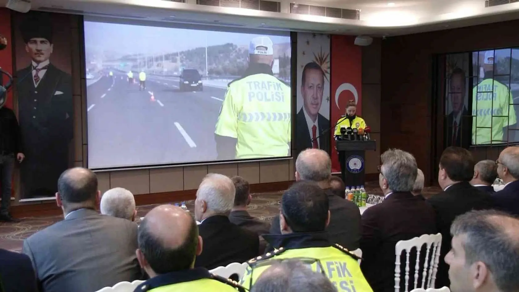 Bursa'da 20 ilin trafik birim amirinin katıldığı 'Bölge Değerlendirme Toplantısı' yapıldı