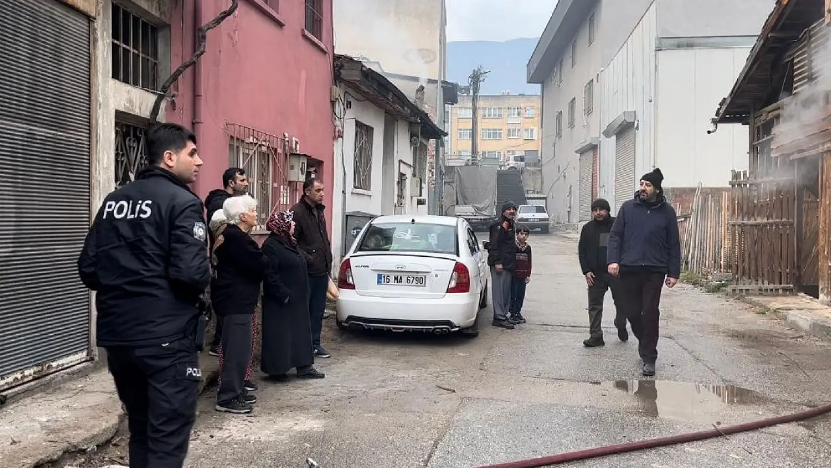 Bursa'da 3 katlı apartmanın altında bulunan kereste deposu alev alev yandı