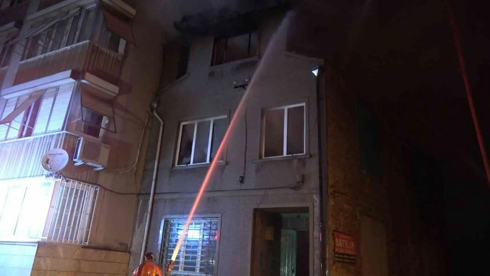 Bursa'da 3 katlı müstakil ev alev alev yandı