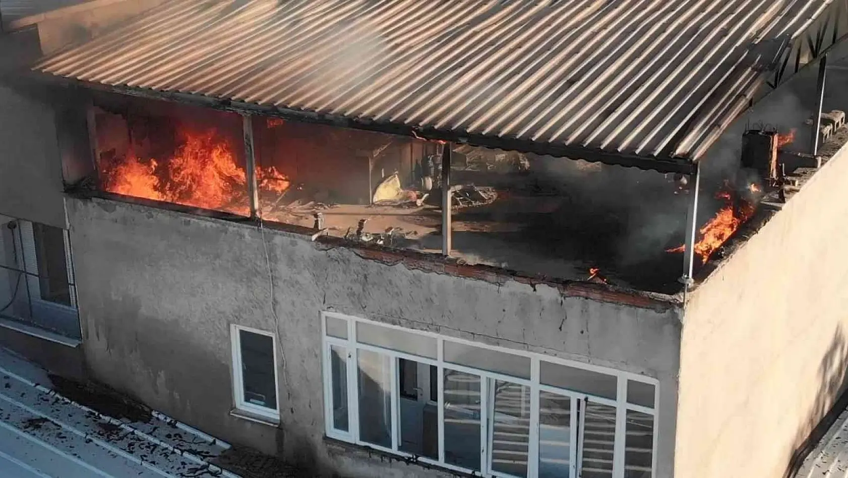 Bursa'da 5 katlı apartmanın çatı katında çıkan yangın korku dolu anlar yaşattı