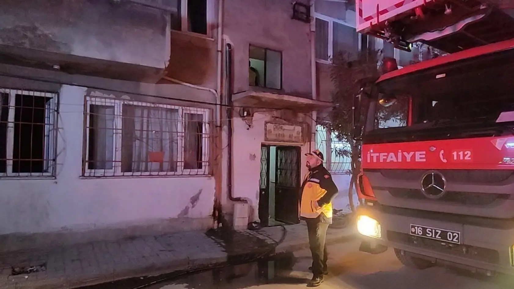 Bursa'da 5 katlı binanın 2. katında doğal gaz patlaması sonucu yangın çıktı