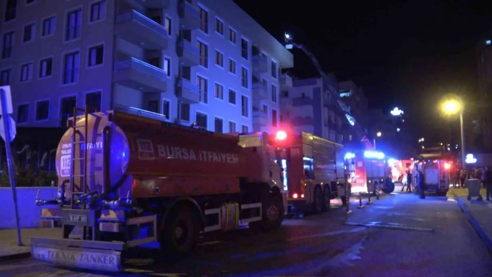 Bursa'da 6 katlı binanın çatı katı alev alev yandı, 1 kişi dumandan etkilendi
