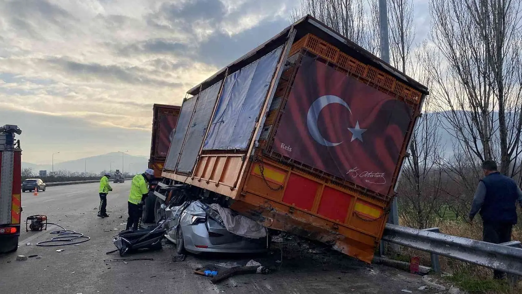 Bursa'da akılalmaz kaza : TIR'a çarpan otomobil, dorsenin altına girdi : 1 ölü