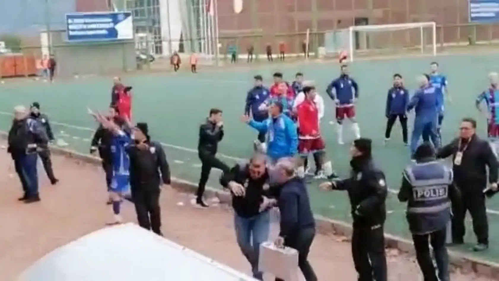 Bursa'da amatör maçta bir polis ile bir futbolcu yaralandı