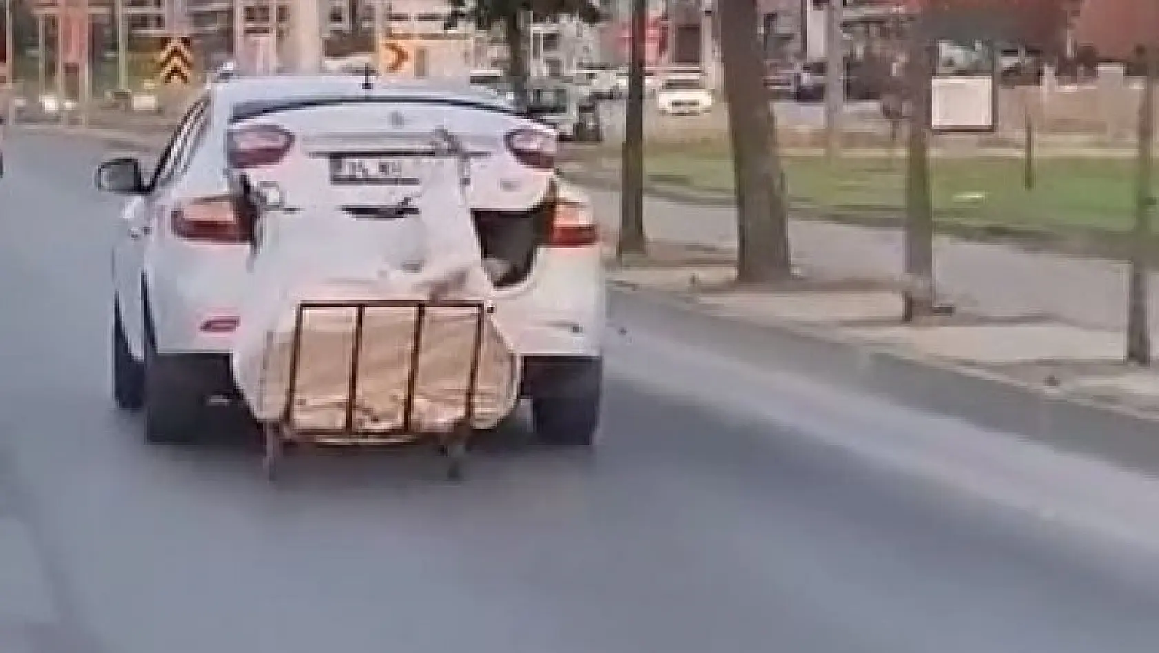 Bursa'da çekçek arabayı arabanın bagajına bağlayarak kilometrelerce ilerledi
