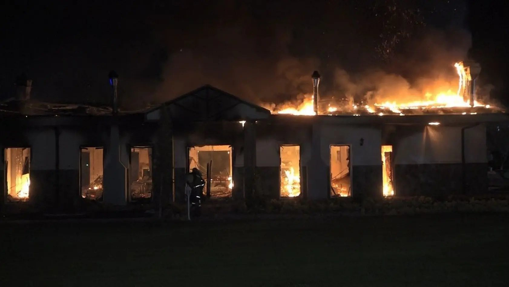 Bursa'da çiftlikte bulunan restoranda yangın çıktı: Alevler içindeki restoran kamerada